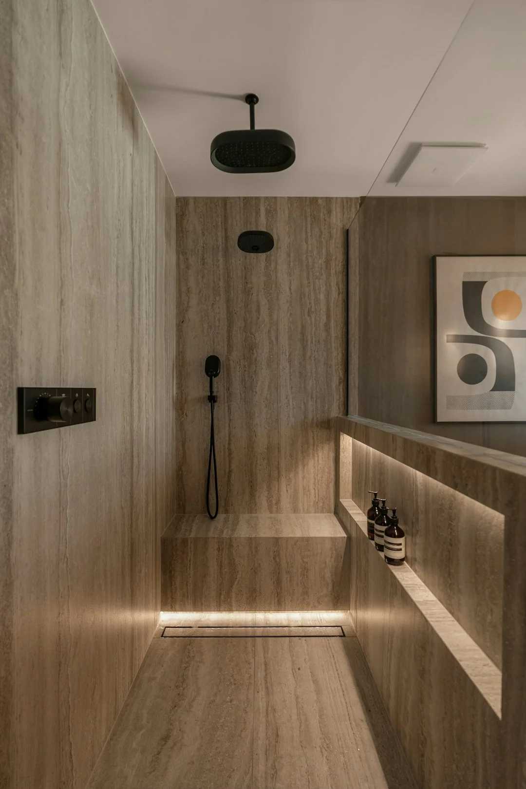 Un couple enveloppant des meubles dans un appartement lumineux, en train de préparer un déménagement.